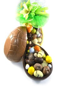 Chocolade Paasei met paaseitjes gevuld