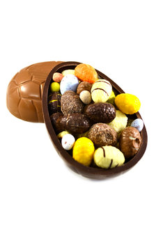 Chocolade Paasei met paaseitjes gevuld