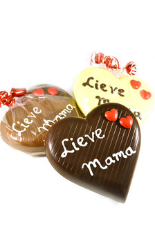 Chocoladehart gevuld met bonbons en handgeschreven tekst &#039;Lieve mama&#039;