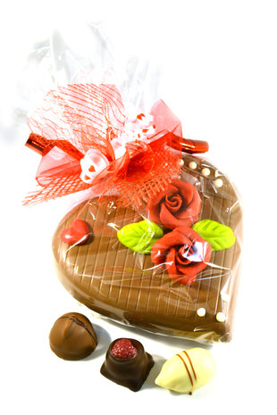 Chocoladehart gevuld met Bonbons en rode Rozen van Marsepein