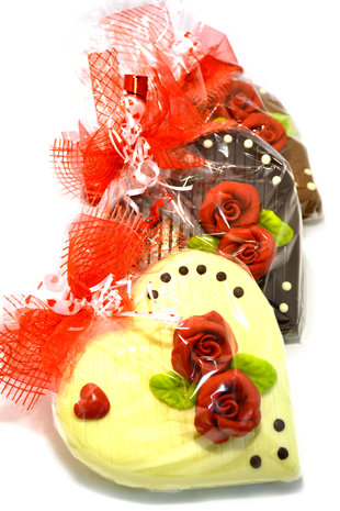 Chocoladehart gevuld met Bonbons en rode Rozen van Marsepein