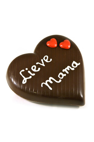 Chocoladehart gevuld met bonbons en handgeschreven tekst 'Lieve mama'