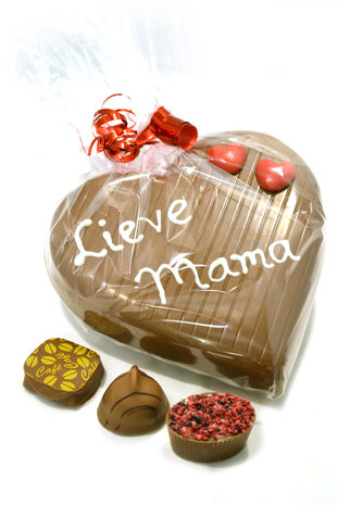 Chocoladehart gevuld met bonbons en handgeschreven tekst 'Lieve mama'